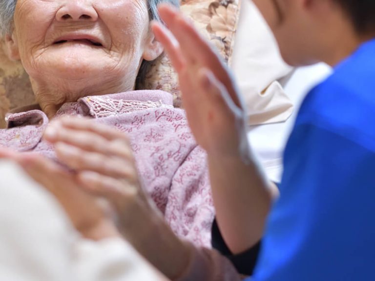 ヘルパーと話す女性