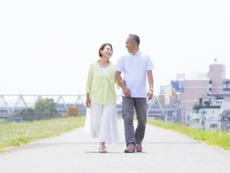 楽し気に会話をする熟年夫婦