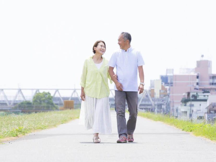 楽し気に会話をする熟年夫婦