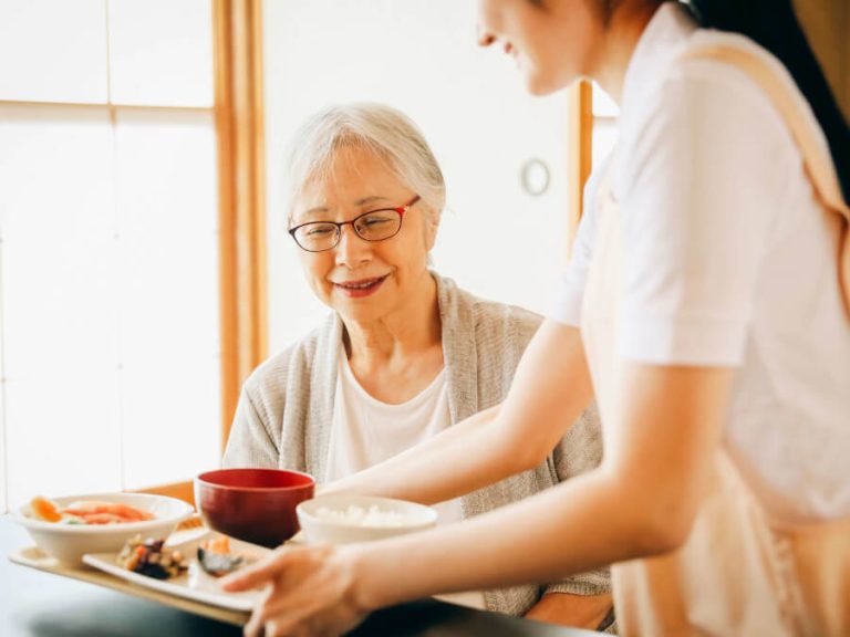 食事の介助を受ける女性