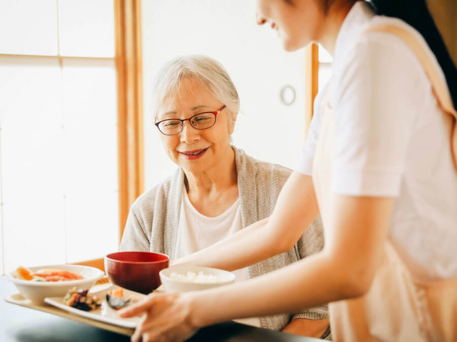 食事の介助を受ける女性