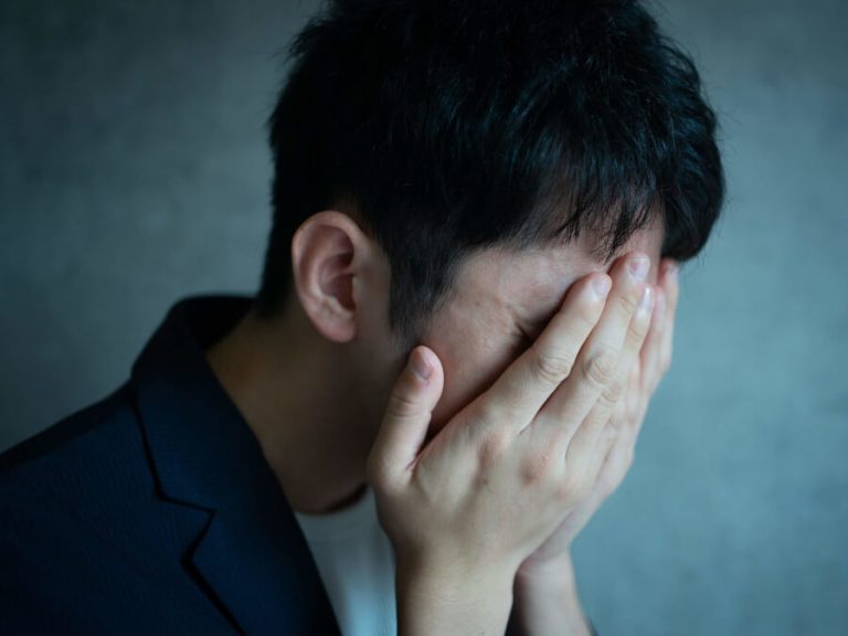 介護で悩んでいる男性