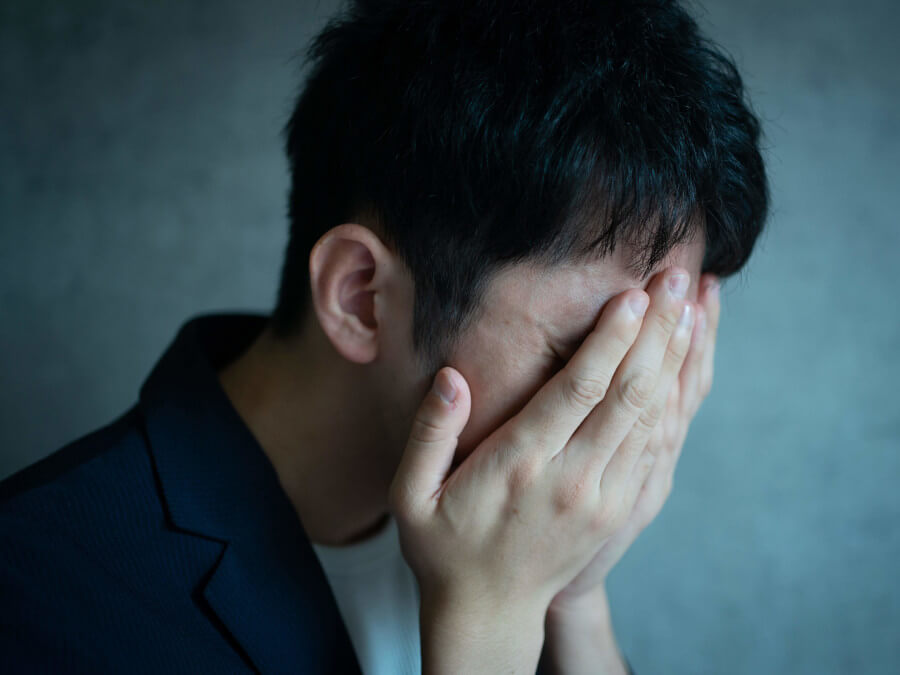 介護で悩んでいる男性